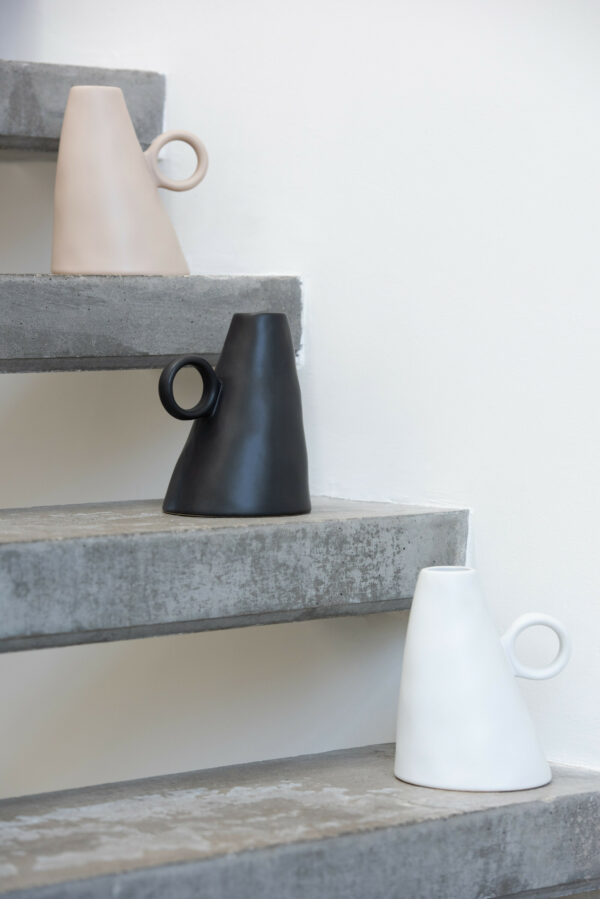 Vase incliné céramique beige – Image 2